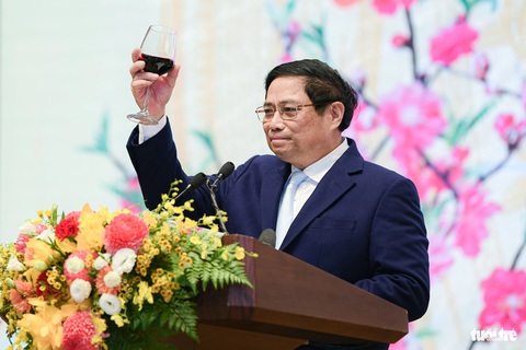 Thủ tướng: Con tàu Việt Nam đã vượt qua sóng cả, vững tay chèo trong năm 2023- Ảnh 9. Thủ tướng Phạm Minh Chính nâng ly với các quan khách tại tiệc chiêu đãi - Ảnh: NAM TRẦN