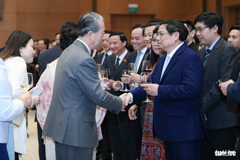 Thủ tướng: Con tàu Việt Nam đã vượt qua sóng cả, vững tay chèo trong năm 2023- Ảnh 11. Thủ tướng Phạm Minh Chính và phu nhân gặp Đại sứ Trung Quốc tại Việt Nam Hùng Ba và phu nhân - Ảnh: NAM TRẦN