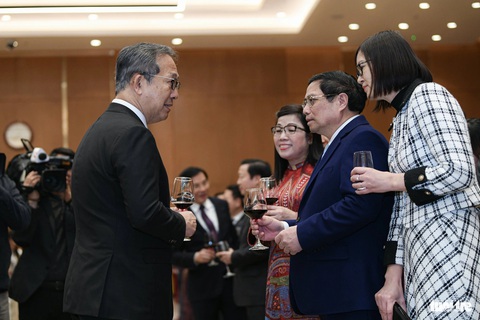 Thủ tướng: Con tàu Việt Nam đã vượt qua sóng cả, vững tay chèo trong năm 2023- Ảnh 12. Thủ tướng Phạm Minh Chính và phu nhân trò chuyện với Đại sứ Nhật Bản tại Việt Nam Yamada Takio - Ảnh: NAM TRẦN