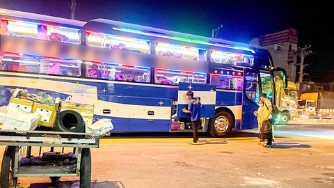 'Xe dù, bến cóc' đủ trò luồn lách, hoạt động rầm rộ sát Tết - Ảnh 1. Một nhà xe tuyến TP.HCM - Đắk Lắk đón trả khách trước cây xăng Cân Nhơn Hòa (quốc lộ 13, TP Thủ Đức, TP.HCM) - Ảnh: CHÂU TUẤN