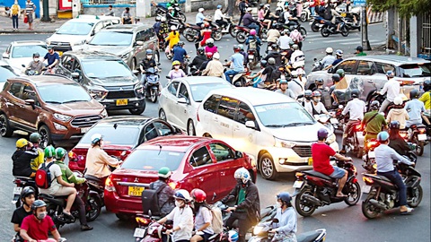 Nạn vượt đèn đỏ, đèn vàng: Một người sai, nhiều người theo, bao giờ hết kẹt xe?- Ảnh 1. Giao thông hỗn loạn ở nút giao Nguyễn Thị Minh Khai - Cao Thắng - Cống Quỳnh (TP.HCM) khi ô tô vượt đèn vàng (ảnh chụp vào chiều 22-1) - Ảnh: PHƯƠNG QUYÊN