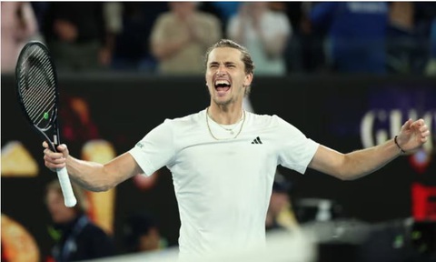 Đánh bại Alcaraz, Zverev gặp Medvedev ở bán kết Úc mở rộng 2024- Ảnh 1. Zverev thể hiện sự phấn khích sau khi giành quyền vào bán kết - Ảnh: Getty