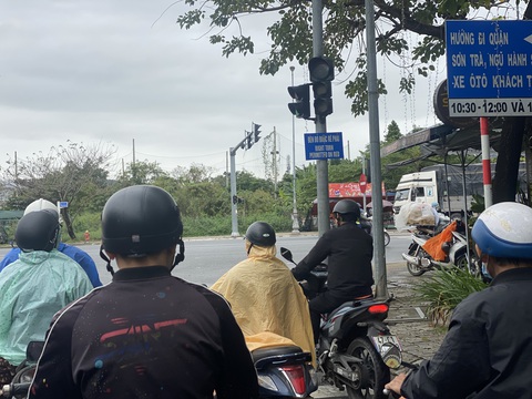 Đứng chắn ngang trước giao lộ có biển báo được rẽ phải, đúng hay sai luật?- Ảnh 3. Có biển báo cho rẽ phải nhưng người đi đường chắn lối khiến người phía sau không thể tiến lên - Ảnh: B.D.