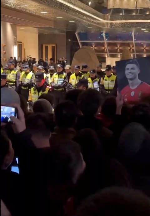 Fan Trung Quốc 'đại náo' khách sạn vì Ronaldo rút khỏi chuyến du đấu- Ảnh 3. Khung cảnh fan hô vang tên Ronaldo ngoài khách sạn - Ảnh: GOATTWORLD