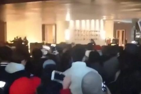 Fan Trung Quốc 'đại náo' khách sạn vì Ronaldo rút khỏi chuyến du đấu- Ảnh 1. Fan giận dữ xông vào khách sạn của Ronaldo và đồng đội - Ảnh: GOATTWORLD