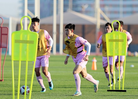 Chờ cuộc chia tay đẹp của tuyển Việt Nam ở Asian Cup- Ảnh 1. Đình Bắc (giữa) tập luyện chuẩn bị cho trận gặp Iraq - Ảnh: HOÀNG TUẤN