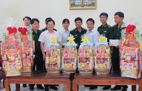Tặng quà Tết hộ nghèo, gia đình chính sách ở Cần Giờ- Ảnh 2. Đoàn công tác tặng quà chúc Tết các đồn biên phòng Thạnh An, Cần Thạnh, Long Hòa và Hải đội 2 đóng ở Cần Giờ - Ảnh: TIẾN LONG