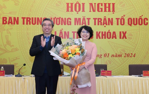 Phó bí thư Thành ủy TP.HCM Nguyễn Phước Lộc tặng hoa chúc mừng bà Tô Thị Bích Châu nhậm chức phó chủ tịch Ủy ban Trung ương Mặt trận Tổ quốc Việt Nam - Ảnh: GIA HÂN Phó bí thư Thành ủy TP.HCM Nguyễn Phước Lộc tặng hoa chúc mừng bà Tô Thị Bích Châu nhậm chức phó chủ tịch Ủy ban Trung ương Mặt trận Tổ quốc Việt Nam - Ảnh: GIA HÂN