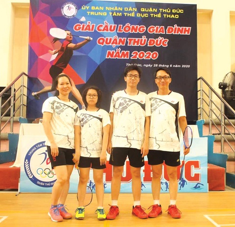 Giải đấu cầu lông của tình yêu gia đình- Ảnh 1. Cả nhà giảng viên Vương Đức Hải có mặt từ giải thử nghiệm vào năm 2020 - Ảnh: NVCC