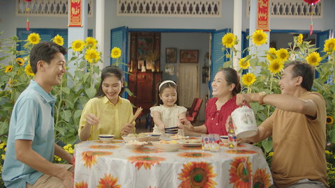 Chọn quà Tết tinh tế cho người lớn tuổi- Ảnh 1. Niềm vui sum vầy khi cả nhà cùng nhau đón năm mới