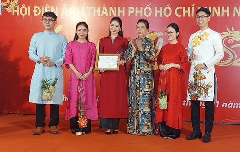 Ê kíp chương trình Gương mặt Việt Nam lên nhận giải - Ảnh: HOÀNG LÊ Ê kíp chương trình Gương mặt Việt Nam lên nhận giải - Ảnh: HOÀNG LÊ