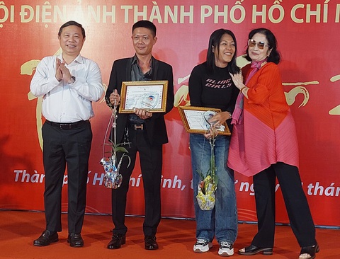 Ông Dương Anh Đức, Phó chủ tịch Ủy ban nhân dân Thành phố và nghệ sĩ Trà Giang trao giải phim Mẹ ơi Bướm đây! - Ảnh: HOÀNG LÊ Ông Dương Anh Đức - phó chủ tịch UBND TP.HCM và nghệ sĩ Trà Giang trao giải phim Mẹ ơi, Bướm đây! - Ảnh: HOÀNG LÊ