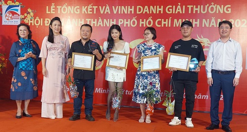 Bà Nguyễn Thị Thanh Thúy - Phó giám đốc Sở Văn hóa Thể thao TP.HCM và ông Phạm Hồng Sơn, Chánh văn phòng Thành ủy TP.HCM, diễn viên Minh Đức trao giải thưởng hạng mục phim truyền hình - Ảnh: HOÀNG LÊ Bà Nguyễn Thị Thanh Thúy - phó giám đốc Sở Văn hóa và Thể thao TP.HCM, ông Phạm Hồng Sơn - chánh văn phòng Thành ủy TP.HCM, diễn viên Minh Đức trao giải thưởng hạng mục phim truyền hình - Ảnh: HOÀNG LÊ