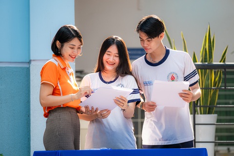 Trường đại học giảm học phí cho sinh viên chọn học ở ngoại thành- Ảnh 1. Thí sinh tìm hiểu thông tin tuyển sinh Trường đại học Ngoại ngữ - Tin học TP.HCM - Ảnh: NHẬT HY
