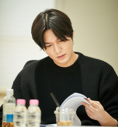 Đoàn phim công bố hình ảnh Lee Min Ho đọc kịch bản phim - Ảnh: SOOMPI Đoàn phim công bố hình ảnh Lee Min Ho đọc kịch bản phim - Ảnh: SOOMPI