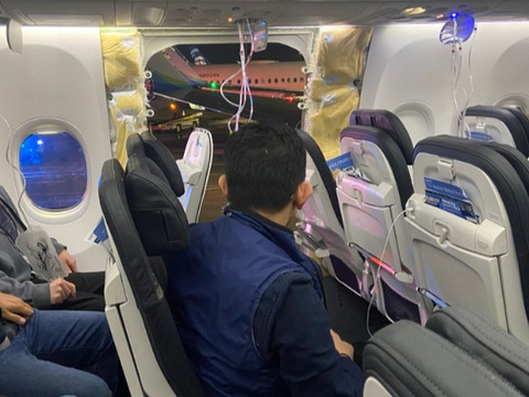 Máy bay Boeing thân hẹp liên tục bị sự cố, hành khách lên ngồi mà run- Ảnh 3. Máy bay Boeing 737 MAX bay mất cửa thoát hiểm khi đang ở độ cao tối đa - Ảnh: X