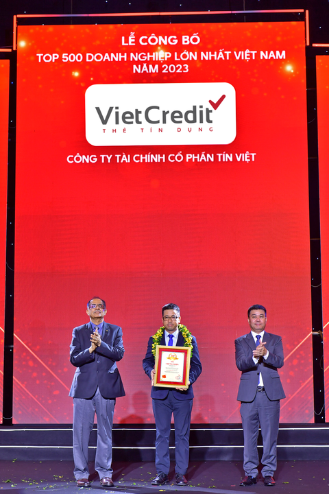 VietCredit ghi danh Top 500 doanh nghiệp lớn nhất Việt Nam- Ảnh 1. Đại diện VietCredit nhận giải thưởng Top 500 Doanh nghiệp lớn nhất Việt Nam 2023 - Ảnh: VietCredit