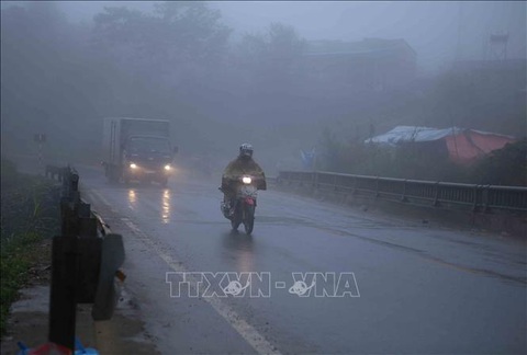 Xe cộ chậm do trời mưa phùn cộng thêm sương mù và giá rét - Ảnh: TTXVN Xe cộ chậm do trời mưa phùn cộng thêm sương mù và giá rét - Ảnh: TTXVN