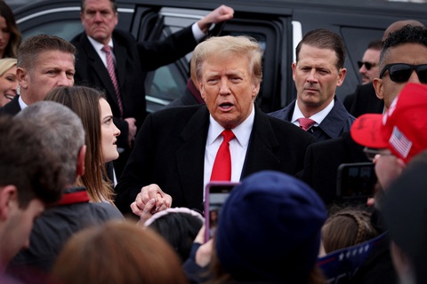 Ông Trump thăm một điểm bỏ phiếu tại bang New Hampshire ngày 23-1 - Ảnh: REUTERS Ông Trump thăm một điểm bỏ phiếu tại bang New Hampshire ngày 23-1 - Ảnh: REUTERS