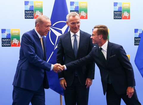 Tổng thống Thổ Nhĩ Kỳ Tayyip Erdogan (trái) bắt tay Thủ tướng Thụy Điển Ulf Kristersson (phải) trước sự chứng kiến của Tổng thư ký NATO Jens Stoltenberg (giữa) trước thềm Thượng đỉnh NATO hôm 10-7-2023 - Ảnh: AFP Tổng thống Thổ Nhĩ Kỳ Tayyip Erdogan (trái) bắt tay Thủ tướng Thụy Điển Ulf Kristersson (phải) trước sự chứng kiến của Tổng thư ký NATO Jens Stoltenberg (giữa) trước thềm Thượng đỉnh NATO hôm 10-7-2023 - Ảnh: AFP