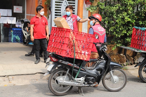 Shipper mỏi tay giao hàng trước thềm Tết Giáp Thìn- Ảnh 1. Lượng hàng hóa tăng đột biến, tạo cơ hội thu nhập cho các shipper. Anh Đoàn Đức Tấn, nhân viên giao hàng tại J&T Express, chia sẻ rằng trong dịp Tết, anh phải căng người làm việc với lượng hàng gấp đôi ngày thường để kịp giao hàng cho khách trong thời gian sớm nhất.