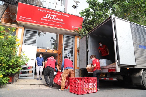 Shipper mỏi tay giao hàng trước thềm Tết Giáp Thìn- Ảnh 2. Công đoạn dỡ hàng từ xe tải xuống bưu cục để chuẩn bị giao hàng - Ảnh: J&T Express Việt Nam