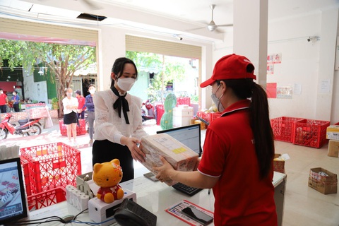 Shipper mỏi tay giao hàng trước thềm Tết Giáp Thìn- Ảnh 3. Đội ngũ shipper tại Bưu cục J&T Express làm việc liên tục trong những ngày cao điểm cuối năm - Ảnh: J&T Express Việt Nam