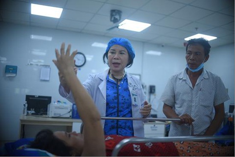 Bệnh viện Bình Định đặt mục tiêu mở rộng quy mô hoạt động chuyên môn- Ảnh 2. Bác sĩ Bùi Thị Phương Anh, trưởng khoa hồi sức cấp cứu, khám bệnh cho bệnh nhân - Ảnh: LÂM THIÊN