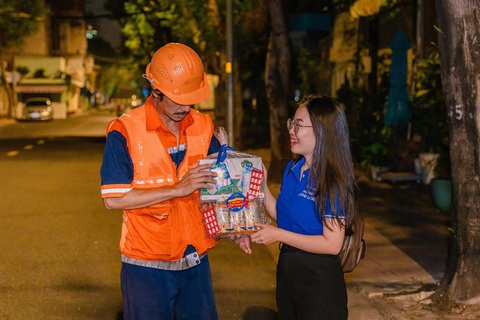 FPT Long Châu ‘trao tết’ đến mọi nhà- Ảnh 1. FPT Long Châu ‘trao tết’ đến mọi nhà- Ảnh 1.