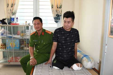 Vụ đại úy mất 2 chân khi bắt cát tặc: Xử phạt hành chính trước, đang điều tra tiếp- Ảnh 1. Vụ đại úy mất 2 chân khi truy bắt cát tặc vẫn đang được điều tra dấu hiệu tội phạm - Ảnh: Công an cung cấp