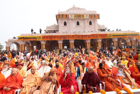 Tín đồ và du khách bên ngoài ngôi đền Ram Mandir ngày 22-1 - Ảnh: Văn phòng Thủ tướng Ấn Độ Tín đồ và du khách bên ngoài ngôi đền Ram Mandir ngày 22-1 - Ảnh: Văn phòng Thủ tướng Ấn Độ