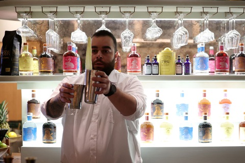 Nhân viên pha chế (bartender) người Lebanon tên Hadi Ghassan chuẩn bị đồ uống tại Meraki Riyadh - quán bar cung cấp rượu billini và spritz không cồn ở Riyadh, Saudi Arabia, ngày 23-1 - Ảnh: AFP Nhân viên pha chế (bartender) người Lebanon tên Hadi Ghassan chuẩn bị đồ uống tại Meraki Riyadh - quán bar cung cấp rượu billini và spritz không cồn ở Riyadh, Saudi Arabia, ngày 23-1 - Ảnh: AFP