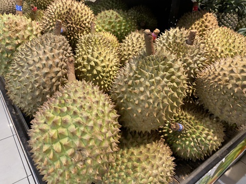 Sầu riêng đông lạnh sắp xuất sang Trung Quốc gồm những loại nào?- Ảnh 1. Sầu riêng được bày bán tại một siêu thị - Ảnh: C.TUỆ