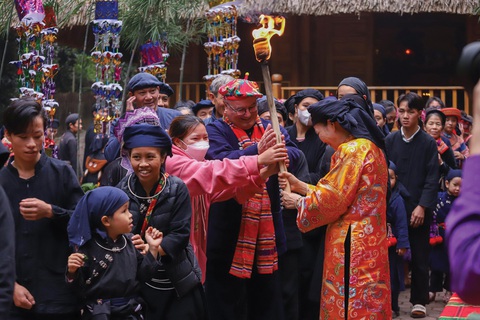 Thăm làng hạnh phúc 'cơm chung nồi, tiền chung túi' Thái Hải- Ảnh 1. Du khách mừng Tết cơm mới cùng người dân làng Thái Hải - Ảnh: THÁI HẢI