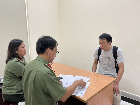 Bắt giữ người đàn ông bị cảnh sát Trung Quốc truy nã- Ảnh 1. Yang Xianfei (phải) bị công an Trung Quốc truy nã, trốn sang Việt Nam, đã bị bắt - Ảnh: Công an cung cấp