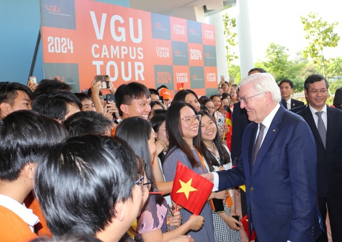 Tổng thống Đức gặp sinh viên Trường đại học Việt - Đức- Ảnh 1. Sinh viên Trường đại học Việt - Đức vui vẻ chào mừng phái đoàn của Tổng thống Đức Frank-Walter Steinmeier thăm trường - Ảnh: VGU