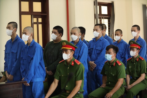 9 thanh thiếu niên cùng đánh chết nam sinh lớp 11 lãnh án từ 2 đến 8 năm tù- Ảnh 1. Các bị cáo cùng đánh chết nam sinh lớp 11 nghe tuyên án - Ảnh: AN LONG