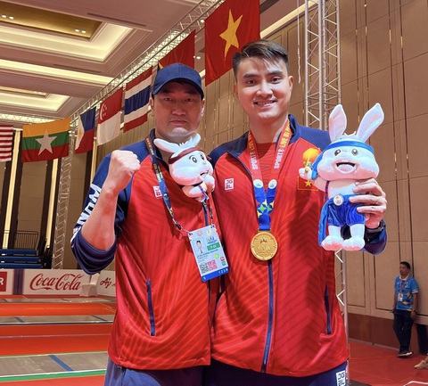 Kiếm thủ Vũ Thành An đưa môn thể thao quý tộc đến cộng đồng- Ảnh 4. Vũ Thành An (bìa phải) và HLV đội tuyển đấu kiếm Việt Nam - Ảnh: FBNV