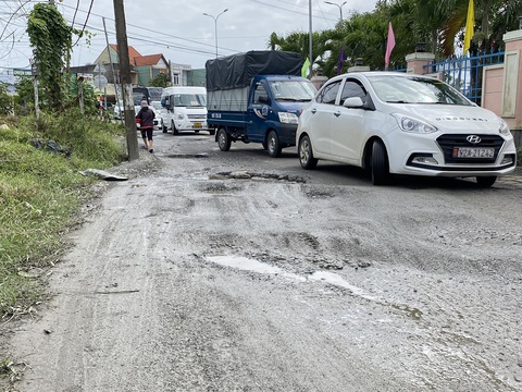 Chủ đầu tư BOT muốn ngăn xe né trạm thu phí, tỉnh Quảng Nam có chỉ đạo- Ảnh 1. Xe né trạm thu phí chạy vào tuyến đường thôn Thanh Quýt 3, phường Điện Thắng Trung khiến đường sá hư hỏng - Ảnh: LÊ TRUNG