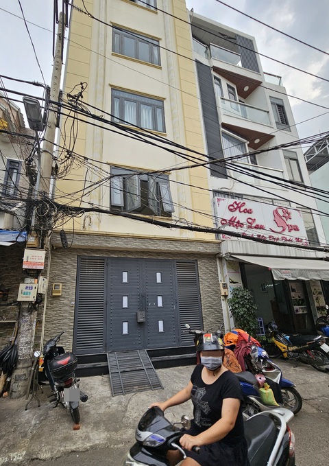 Cận cảnh những nhà xây không phép, nhà đất công lãng phí ở quận Bình Thạnh- Ảnh 6. Hai căn nhà số 334/14/8 và 334/14/8A Chu Văn An, phường 12 xây không phép, đã có quyết định xử phạt và buộc tháo dỡ ngay từ tháng 12-2022. Đến nay hơn 1 năm mà quận vẫn đang tiếp tục vận động chủ đầu tư chấp hành tháo dỡ - Ảnh: ÁI NHÂN