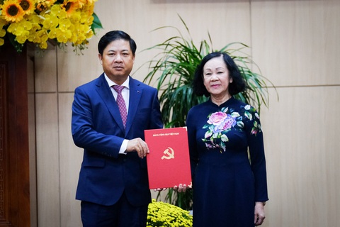 Phó bí thư thường trực Thành ủy Đà Nẵng Lương Nguyễn Minh Triết làm bí thư Tỉnh ủy Quảng Nam- Ảnh 1. Bà Trương Thị Mai trao quyết định cho ông Lương Nguyễn Minh Triết - Ảnh: TẤN LỰC