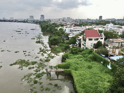 Dự án chống sạt lở bán đảo Thanh Đa: Công ty Anh Vinh bị cấm thi công vì làm ì ạch- Ảnh 2. Vị trí trong ảnh thuộc đoạn 4 của dự án chống sạt lở bán đảo Thanh Đa (sông Sài Gòn) do nhà thầu Anh Vinh phụ trách - Ảnh: CHÂU TUẤN