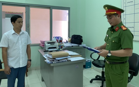 Duy nghe cơ quan điều tra tống đạt quyết định khởi tố - Ảnh: T.D. Duy nghe cơ quan điều tra tống đạt quyết định khởi tố - Ảnh: T.D.