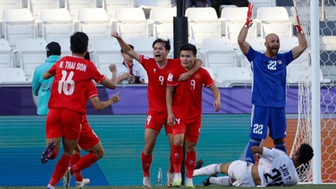 Có thể bị đánh bại nhưng tuyển Việt Nam chưa bao giờ sợ hãi- Ảnh 1. Cầu thủ Việt Nam ăn mừng bàn thắng vào lưới Iraq - Ảnh: AFP
