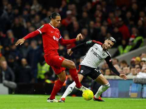 Tin tức thể thao sáng 25-1: Bayern Munich thắng trận đá bù vòng 13; Tunisia bị loại ở AFCON- Ảnh 3. Liverpool chơi phòng ngự trước Fulham - Ảnh: REUTERS