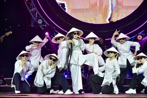 Tiết mục Vũ trụ có anh của Phương Mỹ Chi là một trong những tiết mục hay nhất đêm trao giải - Ảnh: T.T.D. Tiết mục Vũ trụ có anh của Phương Mỹ Chi là một trong những tiết mục hay nhất đêm trao giải - Ảnh: T.T.D.
