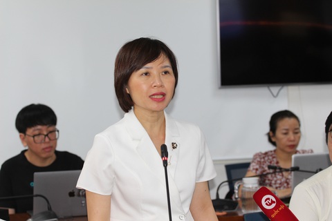 Biến thể phụ JN.1 xuất hiện, khuyến cáo người có bệnh nền tiêm đầy đủ vắc xin COVID-19- Ảnh 1. Bà Lê Hồng Nga - phó giám đốc Trung tâm Kiểm soát bệnh tật TP.HCM - phát biểu tại họp báo - Ảnh: T.N