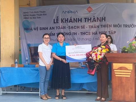 Công ty TNHH Công Nghệ An Pha tài trợ 2 công trình ‘Nhà vệ sinh cho em’- Ảnh 4. Lễ khánh thành công trình "Nhà vệ sinh cho em" tại trường TH - THCS Hà Huy Tập