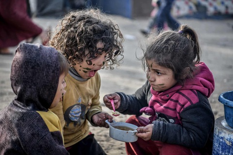 Trẻ em Palestine ở Rafah, Dải Gaza ăn bữa ăn ấm ít ỏi giữa cuộc sống khó khăn tại đây - Ảnh: Anadolu Trẻ em Palestine ở Rafah, Dải Gaza ăn bữa ăn ấm ít ỏi giữa cuộc sống khó khăn tại đây - Ảnh: Anadolu