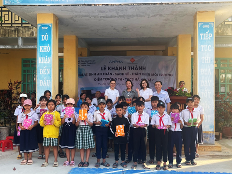 Công ty TNHH Công Nghệ An Pha tài trợ 2 công trình ‘Nhà vệ sinh cho em’- Ảnh 5. 168 phần quà được trao tặng cho các em nhỏ tại trường TH - THCS Hà Huy Tập